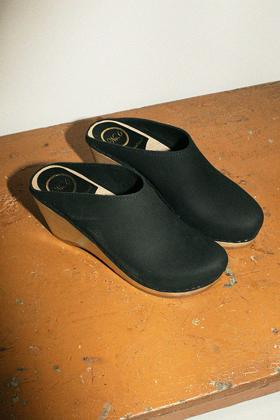 New school clog on wedge heel in 100% leather